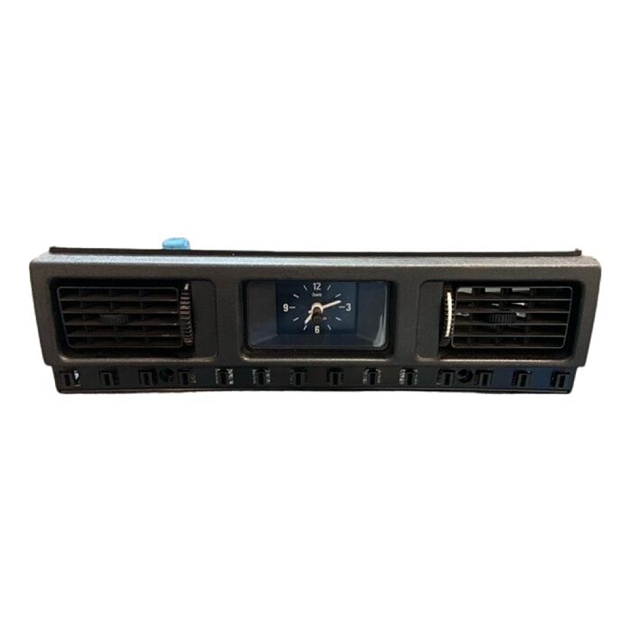 Nome del Prodotto: "Console Originale Volvo 240, 245 con Orologio e Valvola"

Descrizione Breve: "Console di controllo e alloggiamento valvola Volvo originale, con orologio. Nuovo, mai usato."