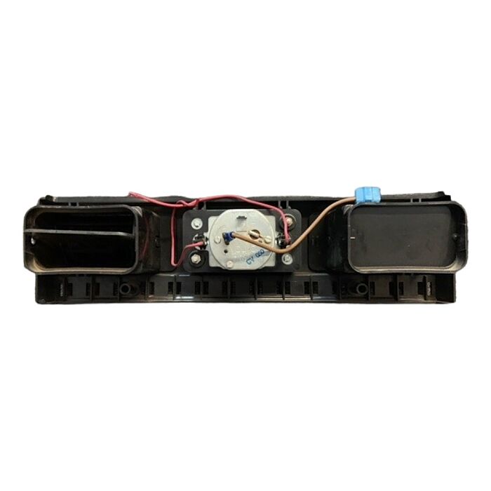 Nome del Prodotto: "Console Originale Volvo 240, 245 con Orologio e Valvola"

Descrizione Breve: "Console di controllo e alloggiamento valvola Volvo originale, con orologio. Nuovo, mai usato."