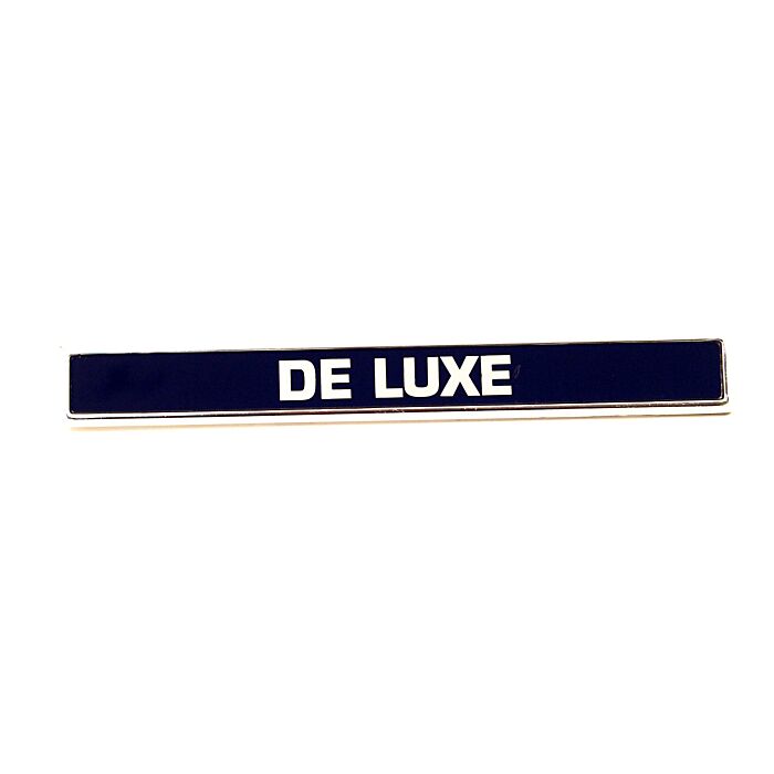 Volvo Embleem  140  DE LUXE achter op koffer Volvo onderdeel nr 1213449